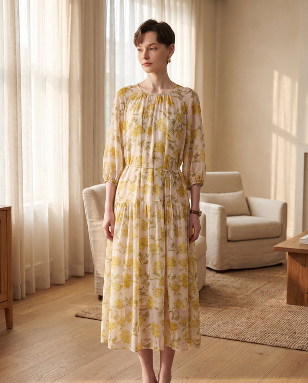 Langes Damenkleid aus bedruckter Maulbeerseiden-Georgette mit Unterkleid