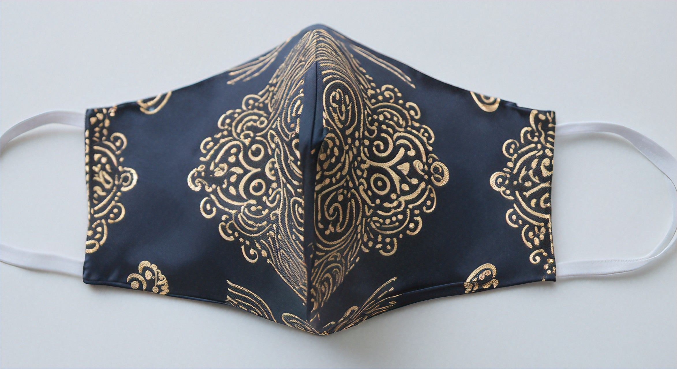 Guide Complet sur les Masques de Soie: Comment Choisir le Meilleur pour une Peau Hydratée et Éclatante