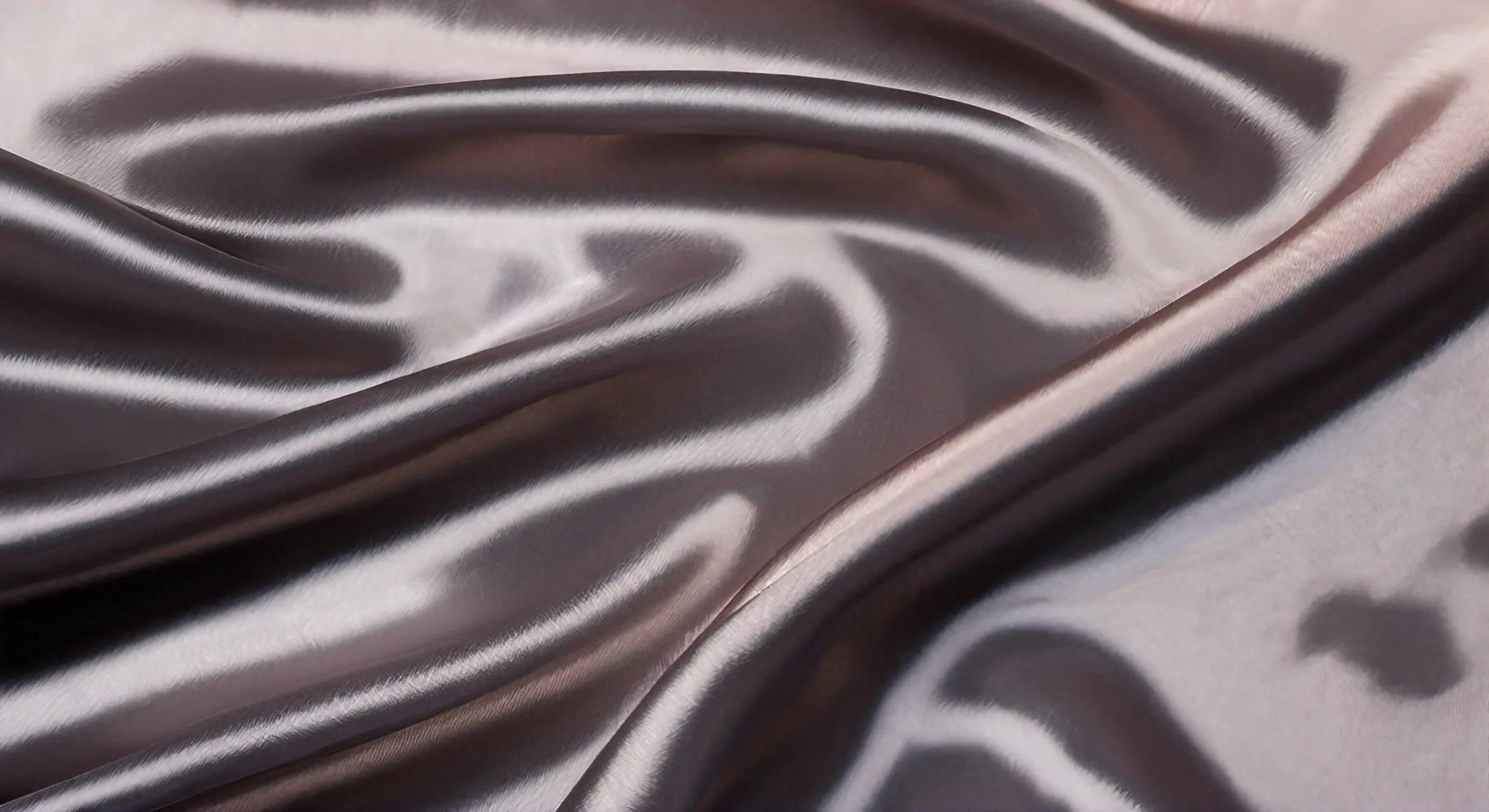 Les Bienfaits du Tissu Soie et Satin pour une Peau Douce et Hydratée StudioSoie