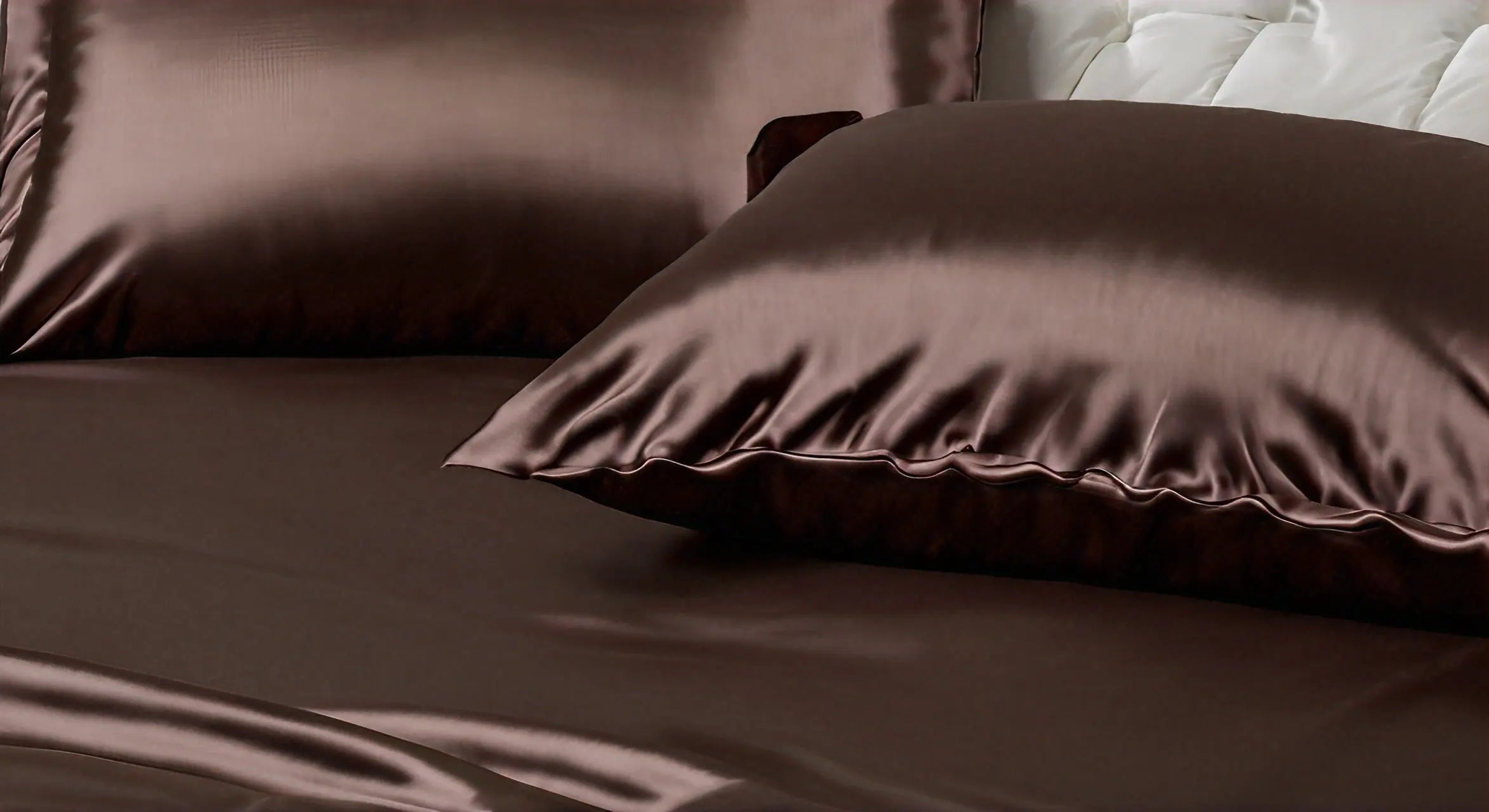 Les Avantages d'une Parure de Lit en Satin de Soie pour un Sommeil de Luxe et Confort Optimal StudioSoie