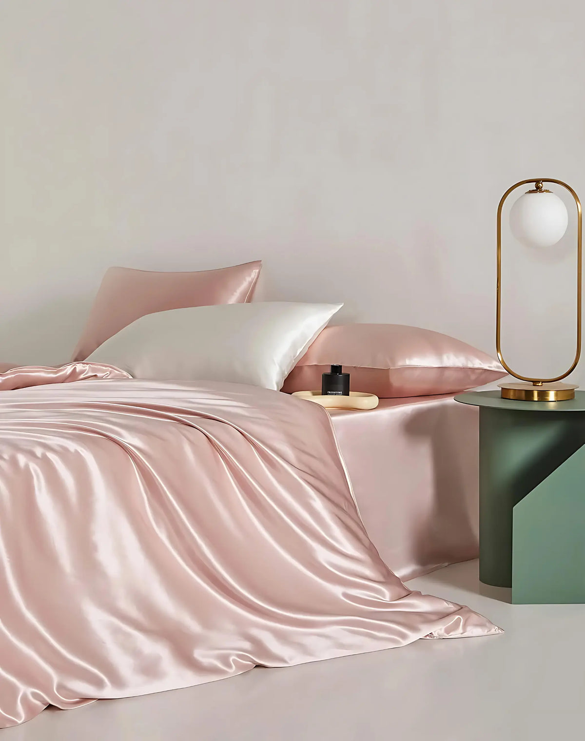 Satin or silk for sleeping: which is the best choice? - StudioSoie