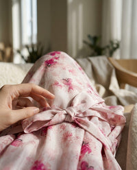 Robe Longue en Soie de Mûrier — Col Officier Ceinturée Fleurs de Cerisier Femme — gros plan sur la matière | StudioSoie