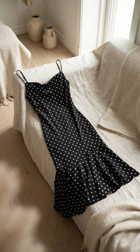 Robe à pois en soie de mûrier coupe biais — à plat sur lin | StudioSoie