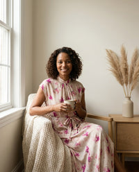 Robe Longue en Soie de Mûrier — Col Officier Ceinturée Fleurs de Cerisier Femme — portée en intérieur | StudioSoie