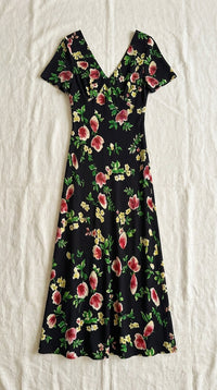 Robe Longue en Crêpe de Soie 100 % — Col V Imprimé Floral Femme — à plat sur lin | StudioSoie