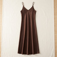 Robe Longue en Soie de Mûrier 21 Momme — Col V Bretelles Réglables 17 Coloris Femme - coloris cafe | StudioSoie