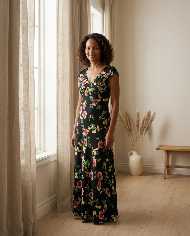 Lang kjole i 100 % silkekrepe — V-hals med blomstret print til kvinder