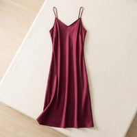 Robe Mi-Longue en Soie de Mûrier 21 Momme — Col V Coupe Biais 14 Coloris Femme - coloris rouge-bordeaux | StudioSoie