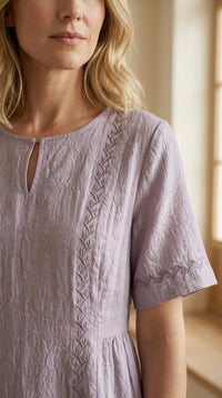 Robe Longue en Soie & Lin — Col Rond Manches Courtes Coupe A Femme — détail du décolleté | StudioSoie