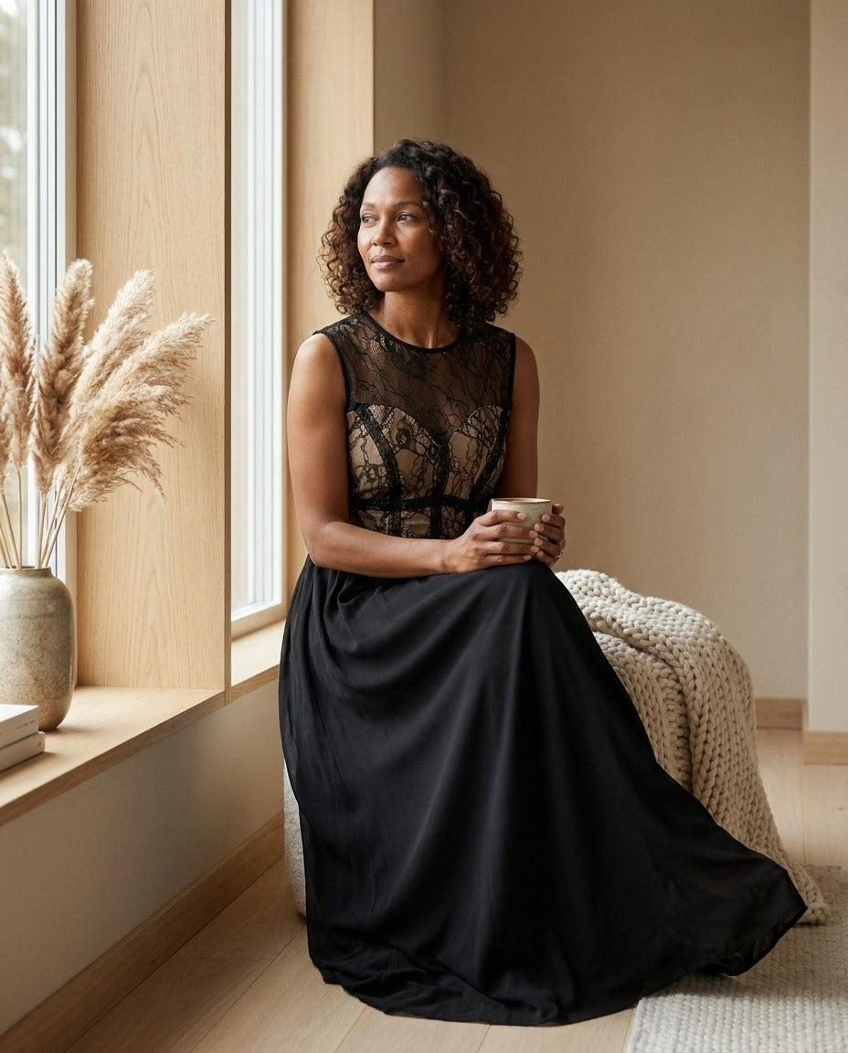 Robe Longue à Empiècement de Dentelle — Sans Manches Femme — portée en intérieur | StudioSoie