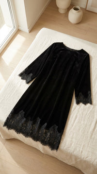 Robe Midi en Velours de Soie 100 % — Col Rond Bordée de Dentelle Femme — à plat sur lin | StudioSoie