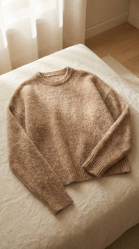 Pull en alpaga en flat-lay sur lin crème - StudioSoie