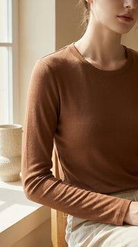 Détail encolure et épaule du sous-pull en soie - StudioSoie