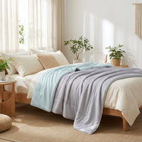 Couette d'été rafraîchissante StudioSoie sur un lit, chambre lumineuse
