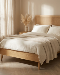 Lit double ELARA 160x200 en cannage rotin et chêne clair dans une chambre scandinave - StudioSoie