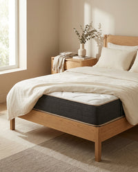 Matelas 7 zones à ressorts ensachés sur lit en chêne clair, chambre cosy StudioSoie