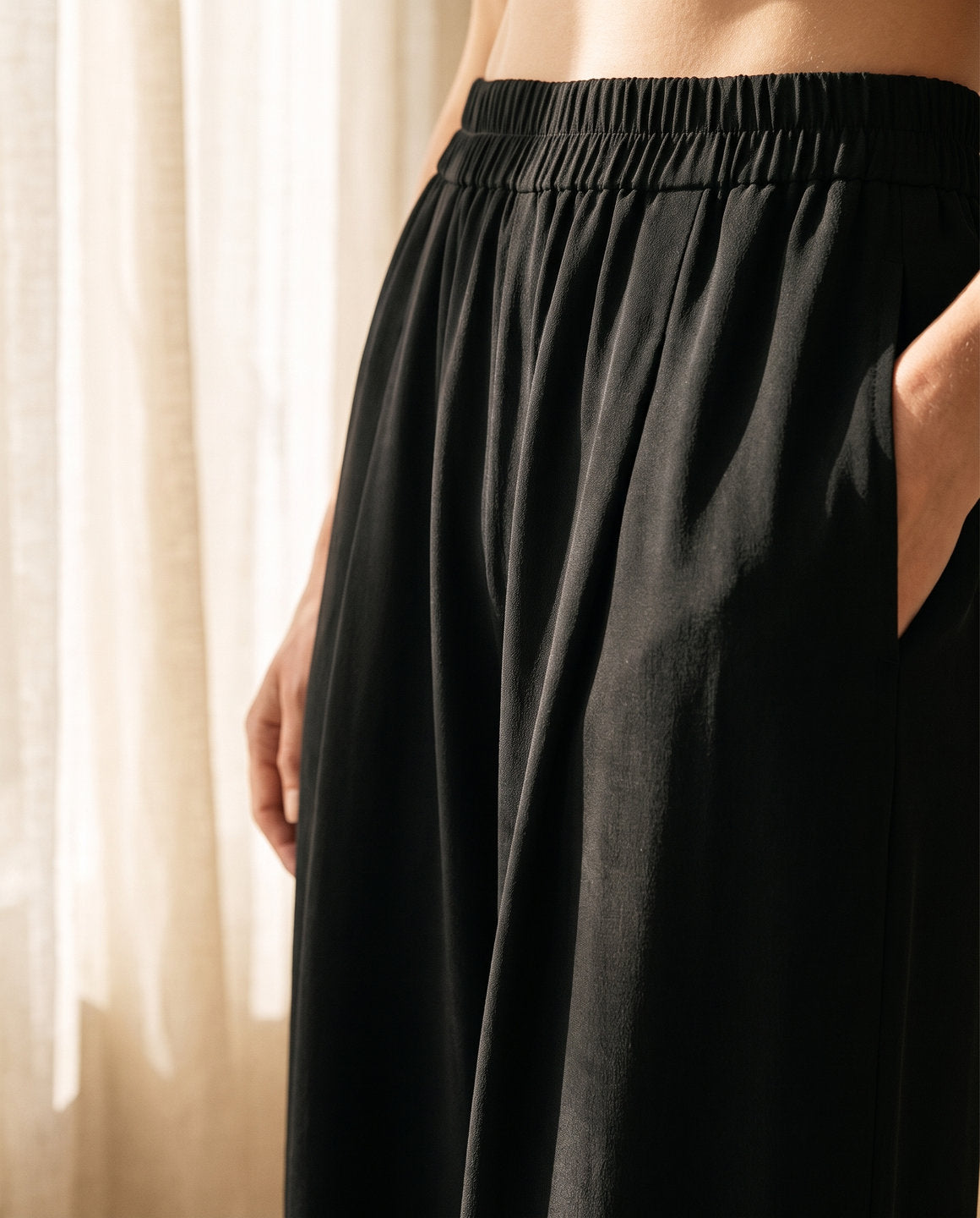 Détail de la taille élastique du pantalon en soie noir – StudioSoie