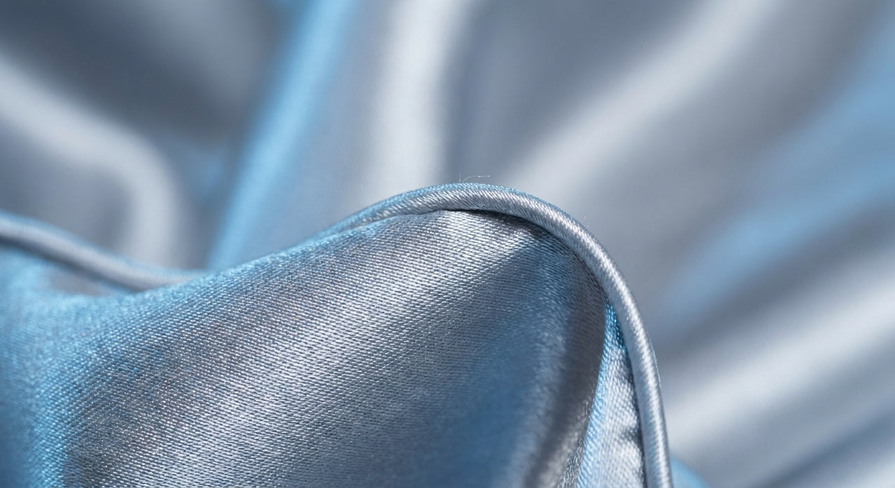 Détail du tissage satin glossy lustré - StudioSoie