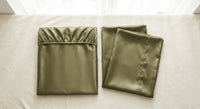Parure de lit 3 pièces en satin glossy vert militaire - StudioSoie