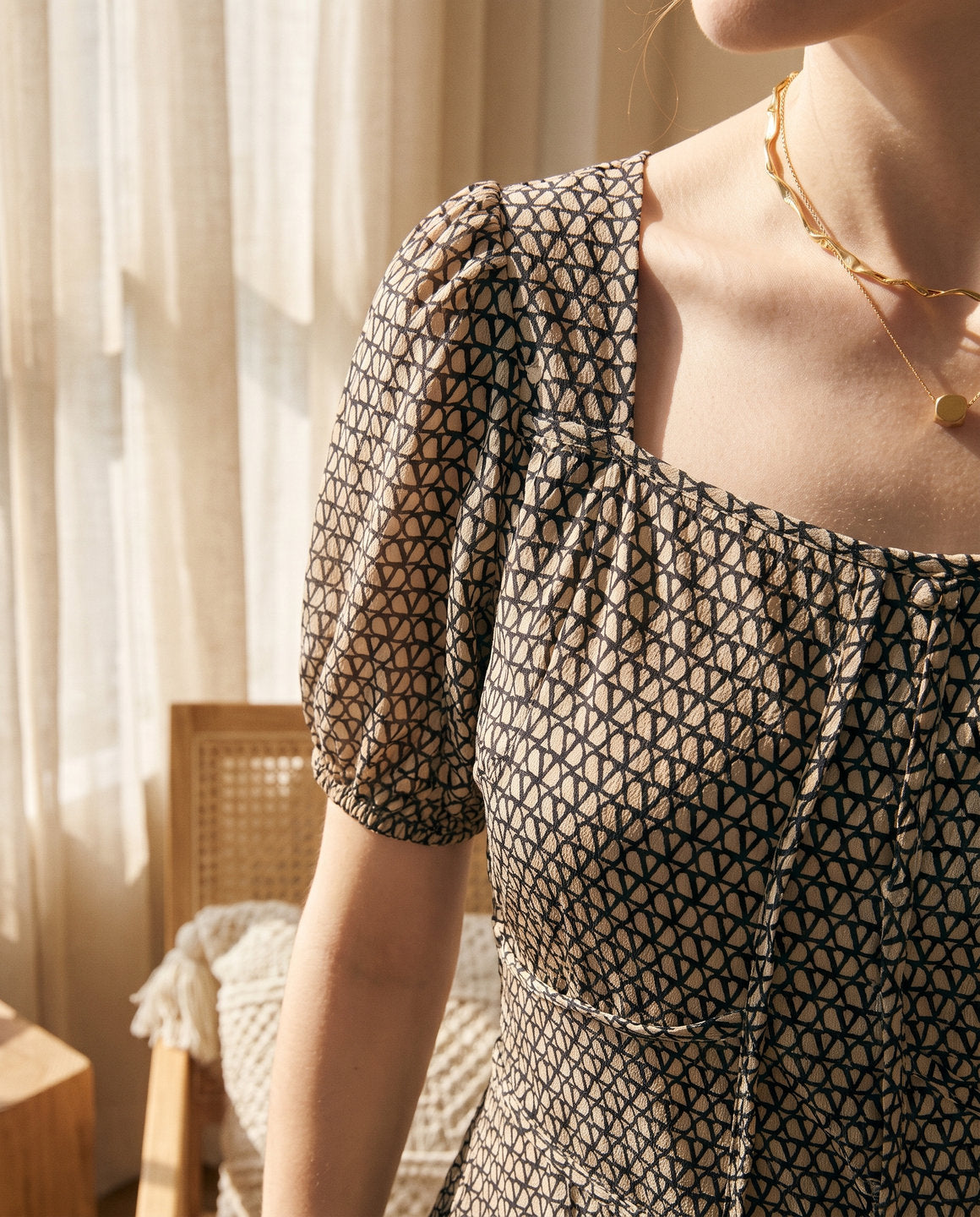 Robe courte en soie de mûrier à col carré – détail de la matière – StudioSoie