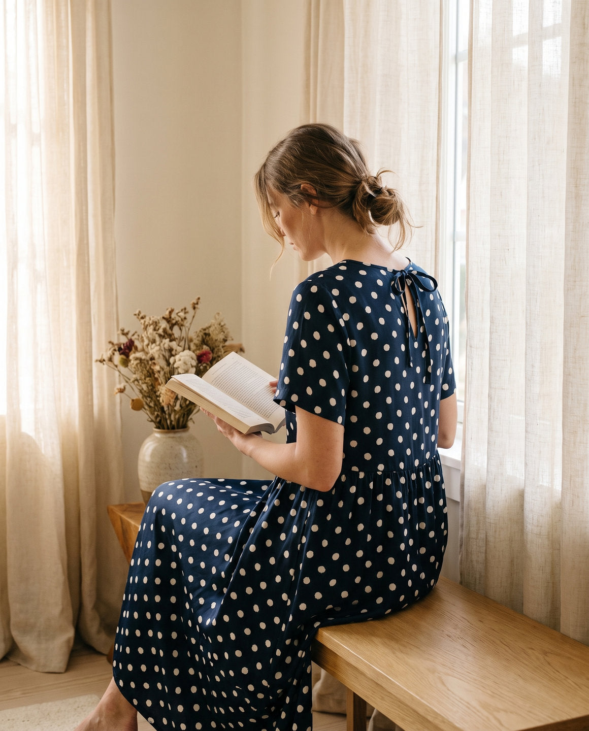 Robe en soie à pois portée en lisant près de la fenêtre – StudioSoie