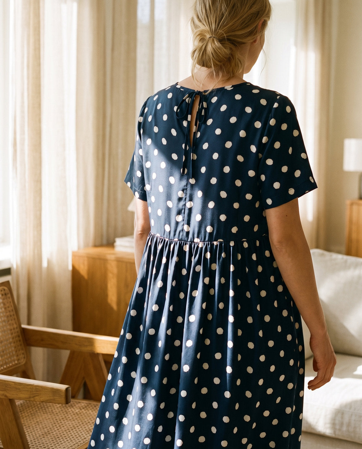 Dos de la robe en soie à pois avec fente nouée – StudioSoie